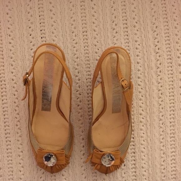 Fun, flirty gold & mustard Hispanitas slingback. 2 1/2” heel. Euro 38, 7 1/2 US - Picture 1 of 4
